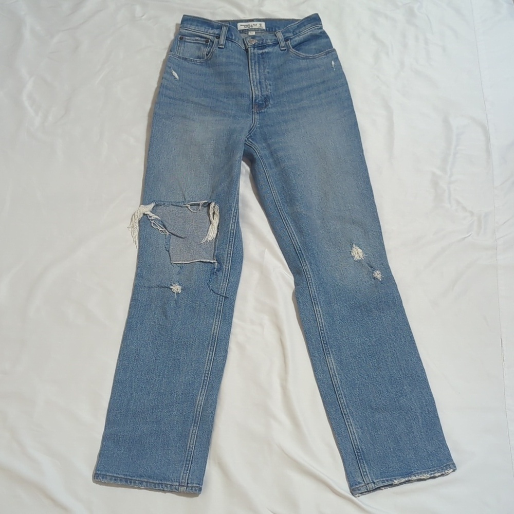 A&F Curve Love Ultra High Rise 90s Straight Color Light Destroy Size 25